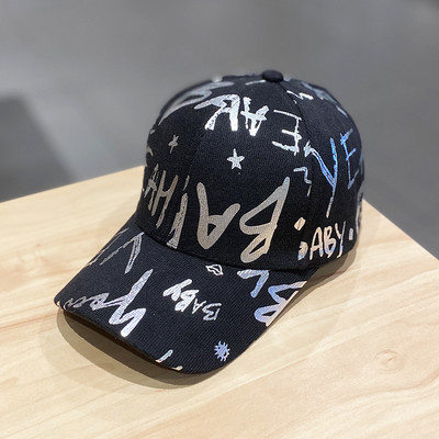 Pălărie de damă cu inscripții și vizor în alb și negru