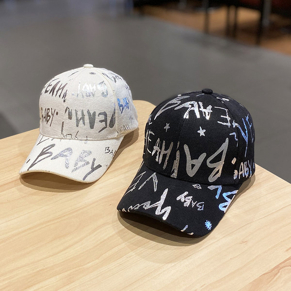 Pălărie de damă cu inscripții și vizor în alb și negru