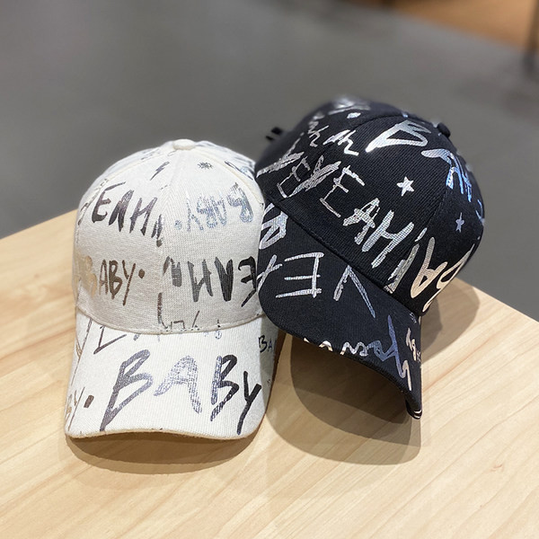 Pălărie de damă cu inscripții și vizor în alb și negru