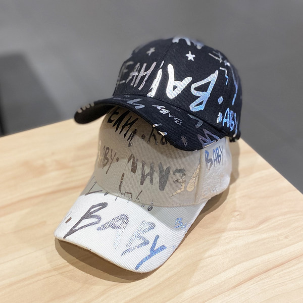 Pălărie de damă cu inscripții și vizor în alb și negru