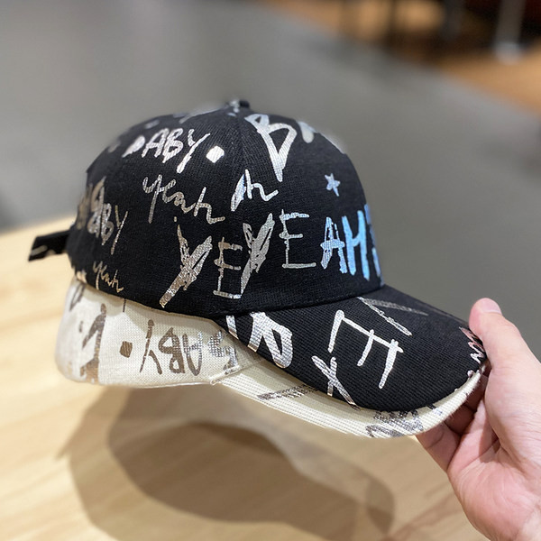 Pălărie de damă cu inscripții și vizor în alb și negru