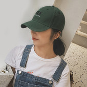 Ženska bejzbol kapa sa šiltom i natpisom u više boja