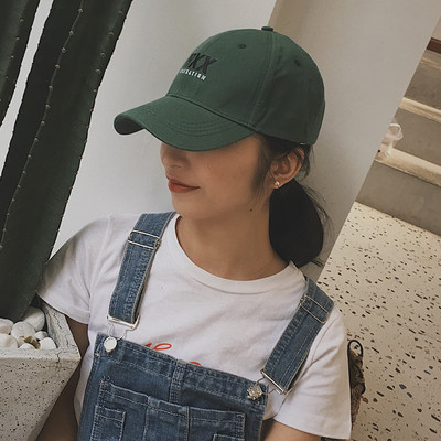 Ženska bejzbol kapa sa šiltom i natpisom u više boja