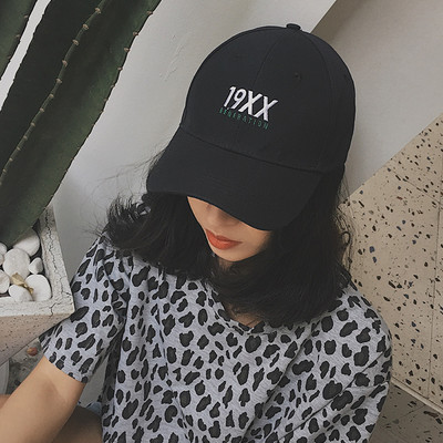 Ženska bejzbol kapa sa šiltom i natpisom u više boja