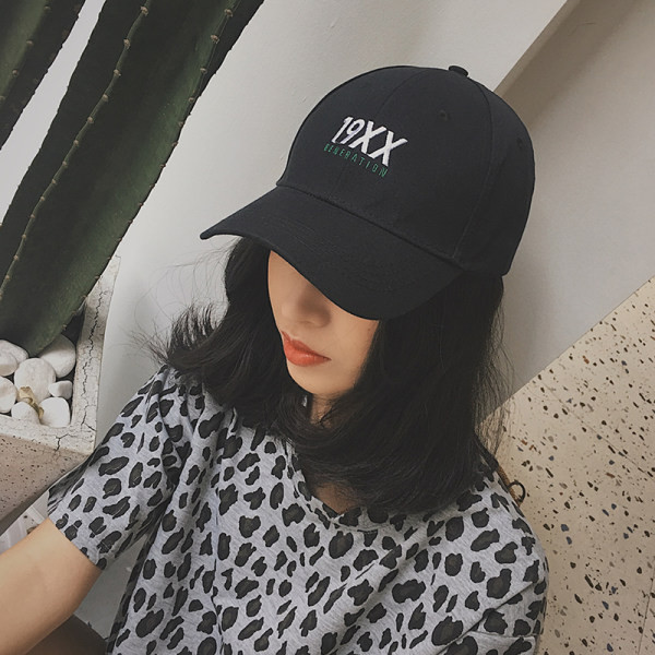 Ženska bejzbol kapa sa šiltom i natpisom u više boja