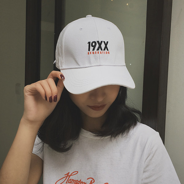 Ženska bejzbol kapa sa šiltom i natpisom u više boja