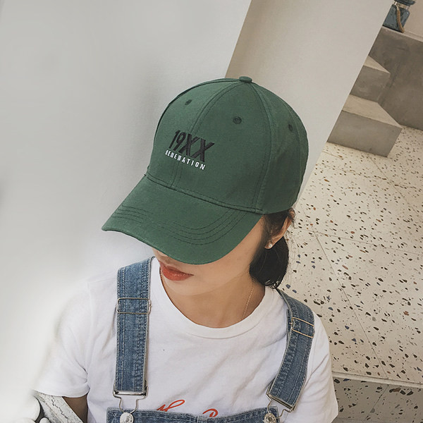 Ženska bejzbol kapa sa šiltom i natpisom u više boja