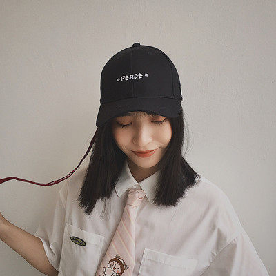 Pălărie de damă cu inscripție și vizor în alb și negru