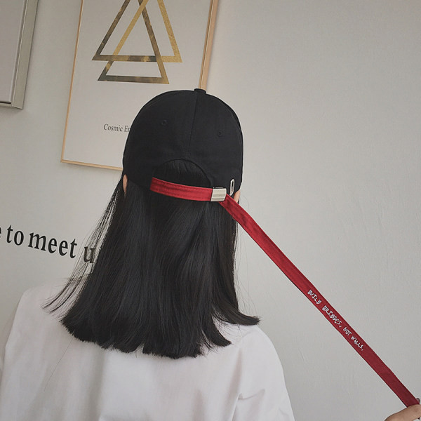 Pălărie de damă cu inscripție și vizor în alb și negru