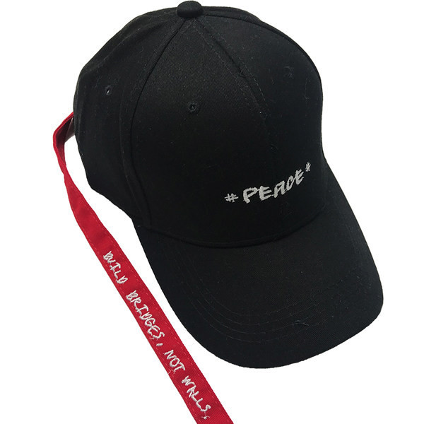 Pălărie de damă cu inscripție și vizor în alb și negru