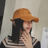 Pălărie modernă pentru femei cu inscripție și vizor în trei culori