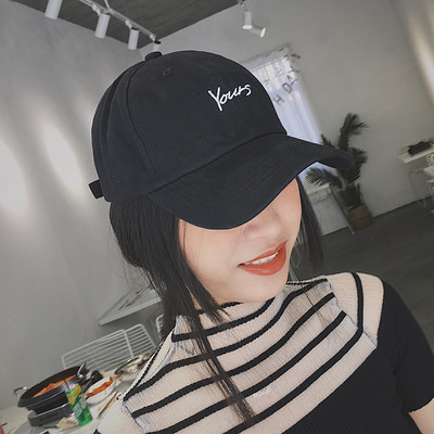 Pălărie modernă pentru femei cu inscripție și vizor în trei culori