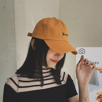 Pălărie modernă pentru femei cu inscripție și vizor în trei culori