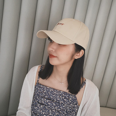 Pălărie modernă pentru femei cu inscripție și vizor în trei culori