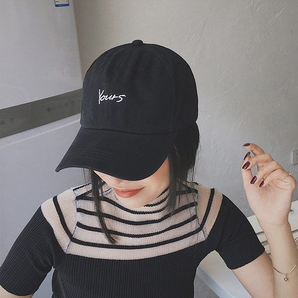 Pălărie modernă pentru femei cu inscripție și vizor în trei culori