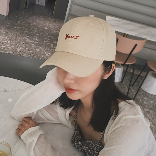 Pălărie modernă pentru femei cu inscripție și vizor în trei culori