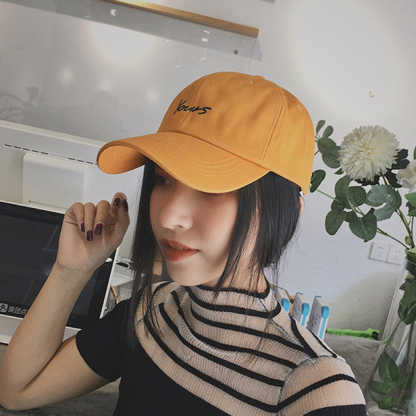 Pălărie modernă pentru femei cu inscripție și vizor în trei culori