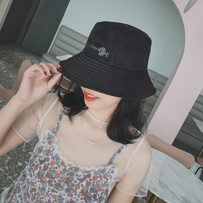 Pălărie de damă cu plasă și inscripție