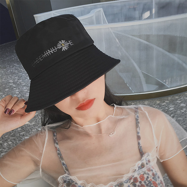 Pălărie de damă cu plasă și inscripție