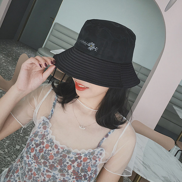 Pălărie de damă cu plasă și inscripție