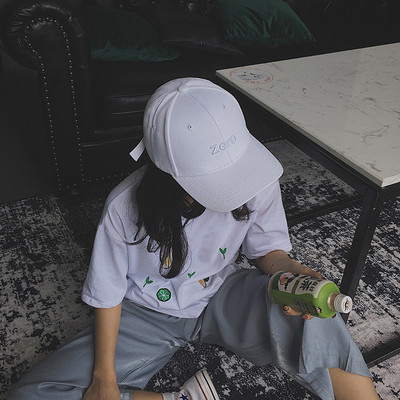 Pălărie casual de damă cu inscripție și vizor brodat