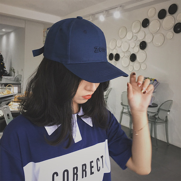 Pălărie casual de damă cu inscripție și vizor brodat