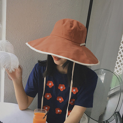 Ženski šešir s vezicama i resama