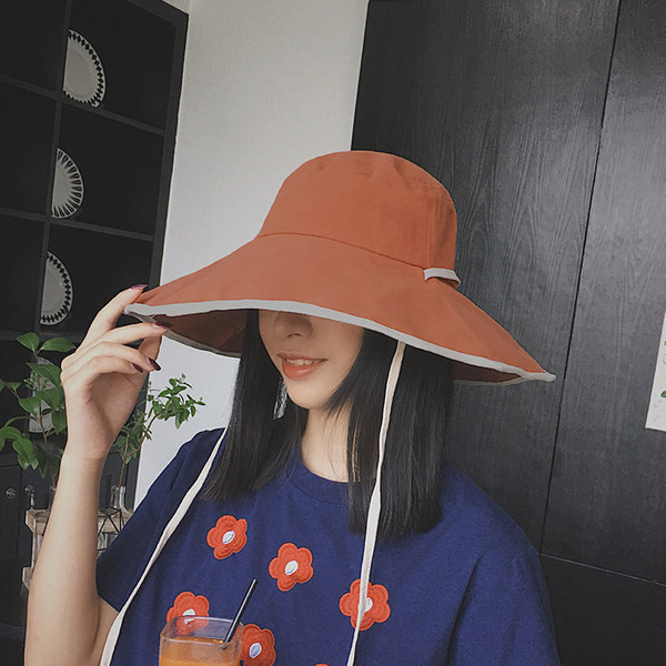 Ženski šešir s vezicama i resama