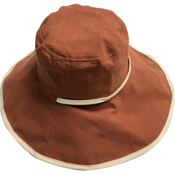 Ženski šešir s vezicama i resama