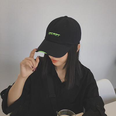 Pălărie textilă de damă cu inscripție brodată