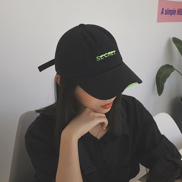 Pălărie textilă de damă cu inscripție brodată