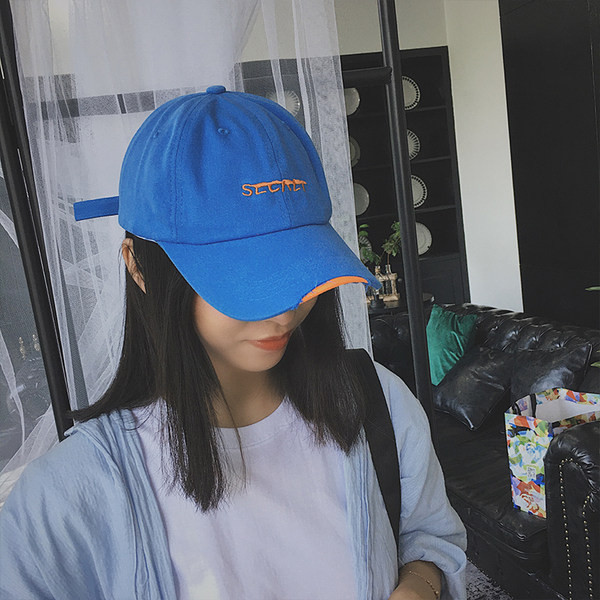 Pălărie textilă de damă cu inscripție brodată