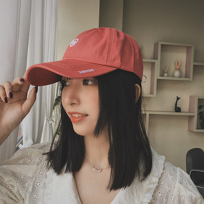 Γυναικείο καπέλο με γείσο και έμβλημα σε διάφορα χρώματα