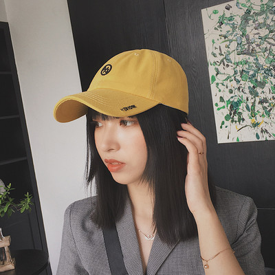 Γυναικείο καπέλο με γείσο και έμβλημα σε διάφορα χρώματα