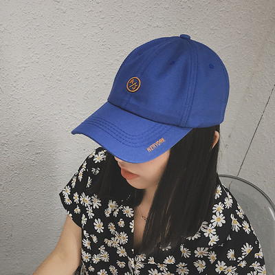 Γυναικείο καπέλο με γείσο και έμβλημα σε διάφορα χρώματα