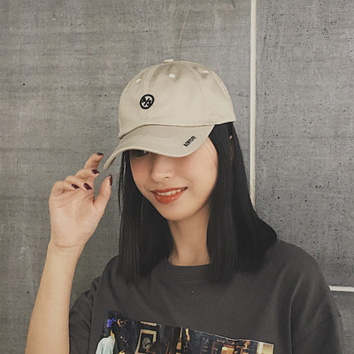 Γυναικείο καπέλο με γείσο και έμβλημα σε διάφορα χρώματα