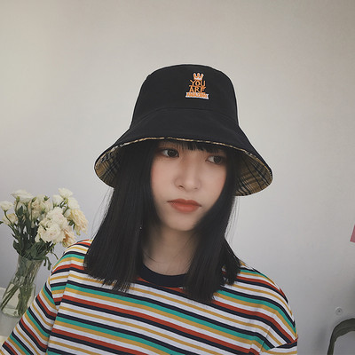 Pălărie modernă de idiot pentru femei cu o inscripție