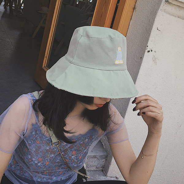 Pălărie modernă de idiot pentru femei cu o inscripție