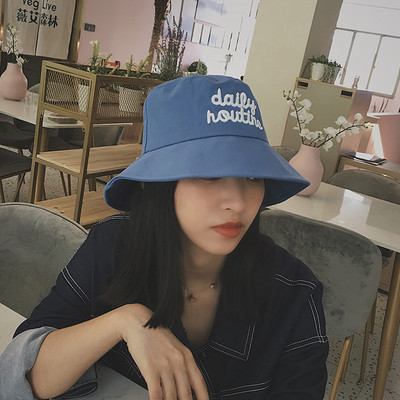 Pălărie casual pentru femei cu inscripție - tip idiot