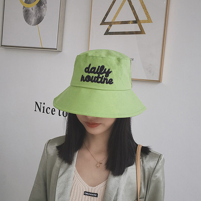 Pălărie casual pentru femei cu inscripție - tip idiot