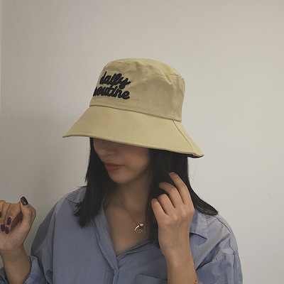 Pălărie casual pentru femei cu inscripție - tip idiot