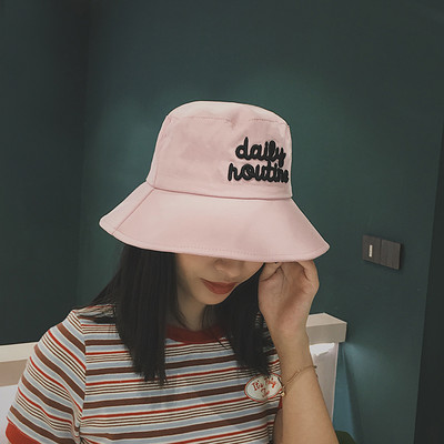 Pălărie casual pentru femei cu inscripție - tip idiot