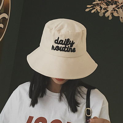 Pălărie casual pentru femei cu inscripție - tip idiot