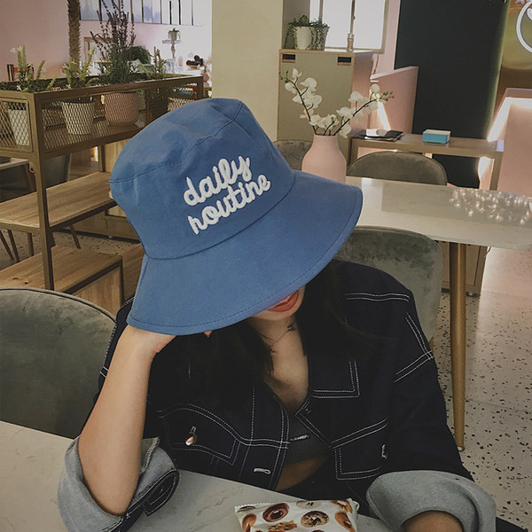 Pălărie casual pentru femei cu inscripție - tip idiot