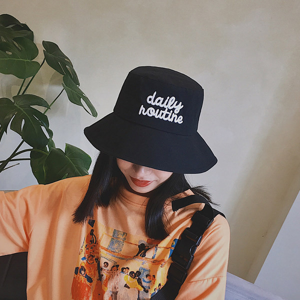 Pălărie casual pentru femei cu inscripție - tip idiot