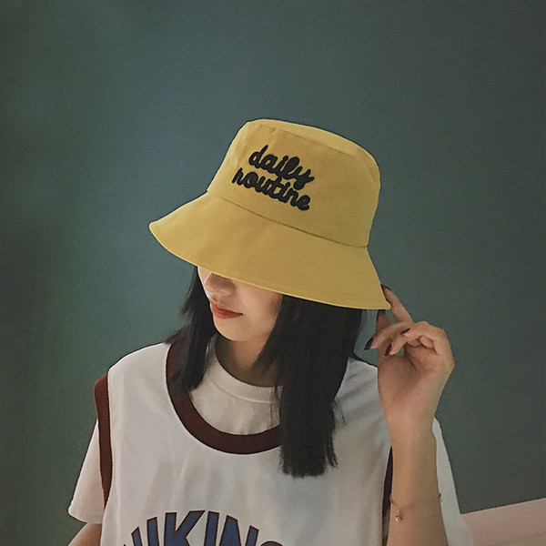 Pălărie casual pentru femei cu inscripție - tip idiot