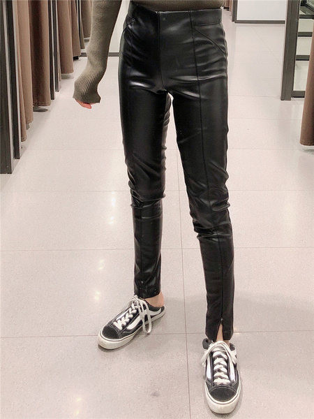 Дамски модерен панталон от еко кожа с ципове