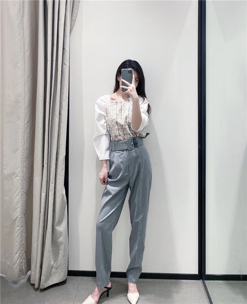 Pantaloni drepti de damă cu curea de culoare gri