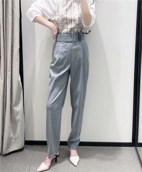 Pantaloni drepti de damă cu curea de culoare gri