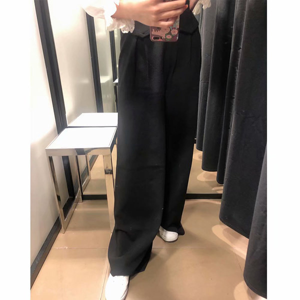 Široki model ženskih hlača s crnim poprsjem